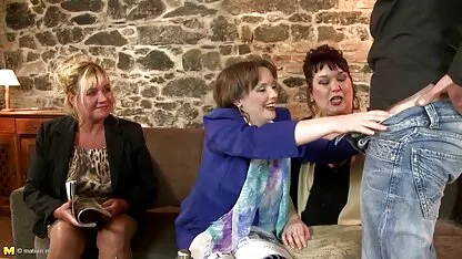 De man houdt hem erotische film gratis vast als het koppel hem zachtjes laat pijpen.