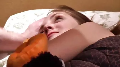 Schoonheid in zwarte kousen die zichzelf neukt met vinger in de beste erotische films geschoren vagina