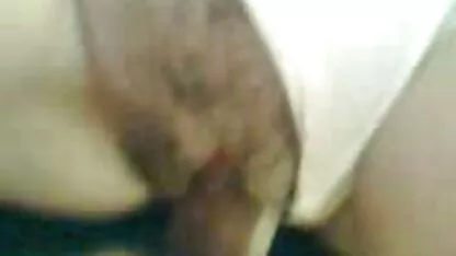 De man trok het roze ondergoed van een meisje uit en behandelde meest erotische film haar met krachtige Kip.