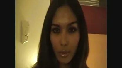 Brunette naakt in olie genieten van een massage seks op de tafel met een gratis erotische film kijken mooie