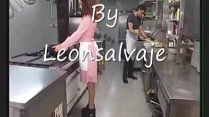 Cuckold boy watch fuck langharig meisje tussen erotisch filmpjes benen