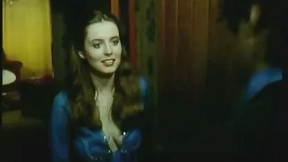 Charmant, slim meisje dat erotische film gratis poesjes likt op tafel.