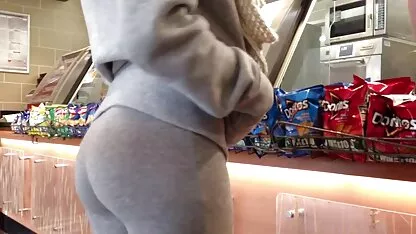 Bruinharige Rakker keurde gratis erotische film een gangbang goed met een man.