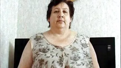Brunette met een prachtig licht erotische film figuur die seks heeft met de masseur.