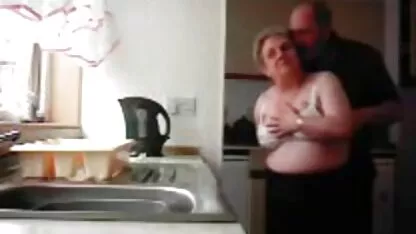 Man schoot blonde film erotiek sperma lippen