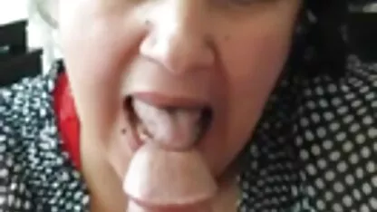 Zuster brunette naait haar erotische soft porno broer.