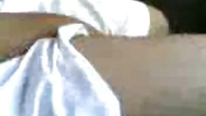 Brunette zuigt pik voor haar broers en de broers erotische films online vertrekken met de amateurcamera.
