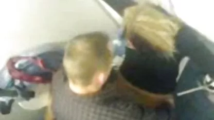 Blond gepassioneerd laat een zwarte man film erotiek haar neuken