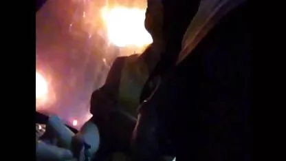 Een man die z ' n erotische filmpjes sexy kamergenoot plaagt.