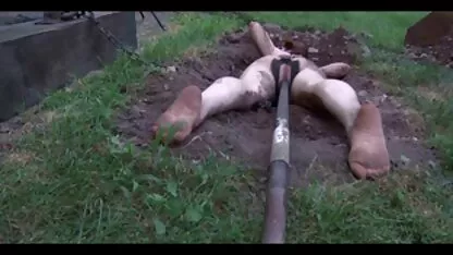 Brunette slaapt met een man die zich zorgen maakt over de achterkant van een erotische speelfilms auto.