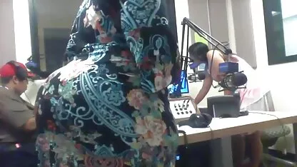 Door het gat in de blinde, een meisje goede erotische film met een bril in de badkamer zuigend gezonde lul