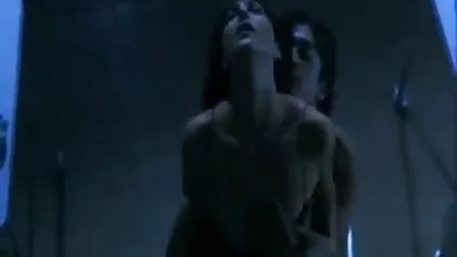 Legde de moeder uit met rode sokken op de meest erotische films bank en verscheurde tussen haar benen.