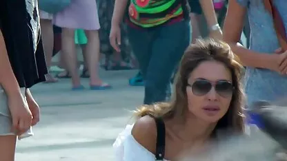 Hete roodharige moeder laat al haar erotische films gratis charmes op het strand zien.