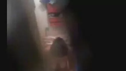 Langharig meisje liggend op een leren bank en poserend gratis erotiche films