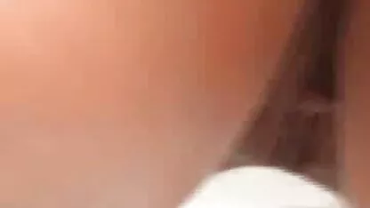 Broer naait zijn erotieke films zus bij de camera van dichtbij.
