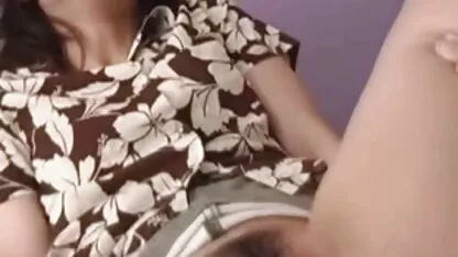 Een kennis youtube erotische film met een brunette in de tuin
