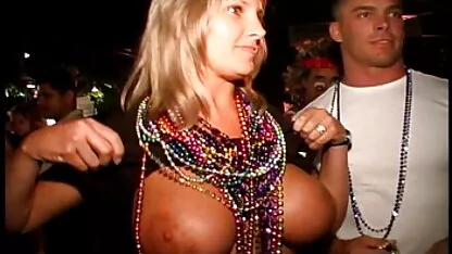 Een Russische hoer neemt de penis van gratis erotische film kijken een zwarte vriend in zijn kont.
