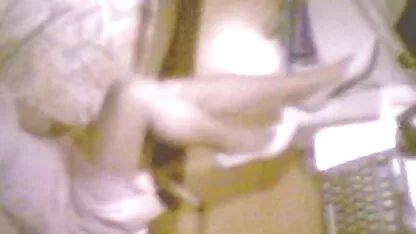Brunette slim ontspant de stijve in mooie erotische film de frisse lucht.
