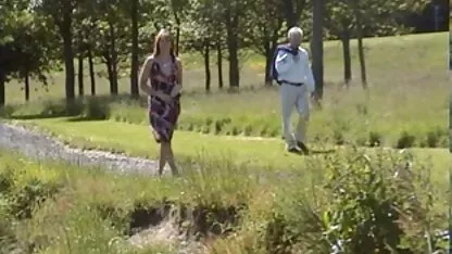 Zittend blondje in verschillende de beste erotische films poses en sperma in de mond