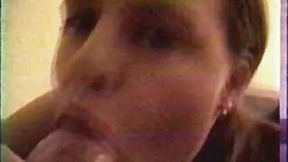 Brunettes lesbiennes die plezier hebben met seksspeeltjes erotiese films in gaten scheren ze