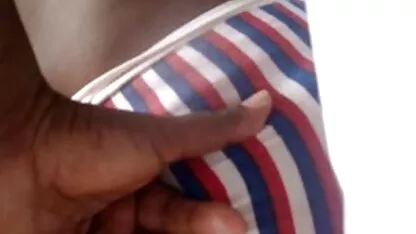 Babe young spreidde haar vlaamse erotische films benen en geniet van vaginale seks.
