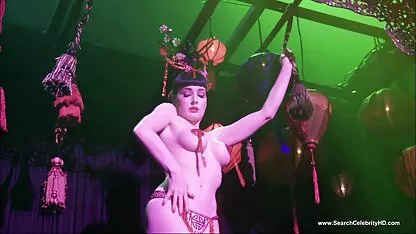 Jonge brunette neemt een pik in haar mond en zuigt het op camera. erotiek film