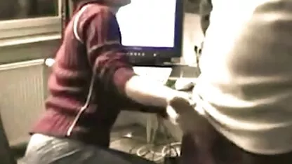 Charmante blondine die de liefde korte erotische film bedrijft met haar geliefde man op de bank