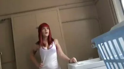 De Blonde zus was boos om erotische films voor vrouwen te neuken in kamers met grote broer.