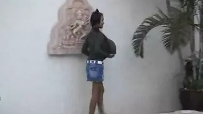 Een jong meisje dat een lul zuigt haar erotische films online vader voor een verborgen camera
