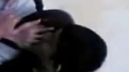 Sluip krachtig erotiche films een jonge hoer masturbatie op het bed.