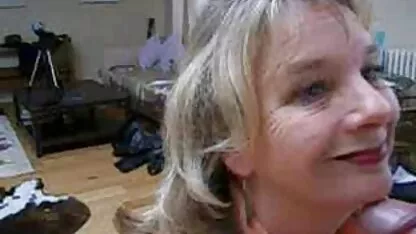 Brunette gratis erotische film kijken lesbische Panty domineert haar vriendje