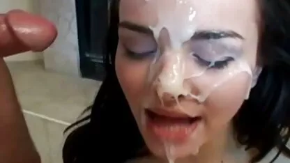 Krulende trut Dana erotiekfilms Karnevali vingers haar poesje dat Harig is met haar vingers