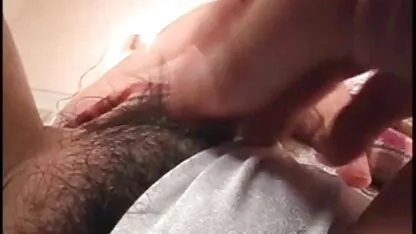 Jonge, strakke borstkussens erotische films gratis kregen een orgasme van vibrator.