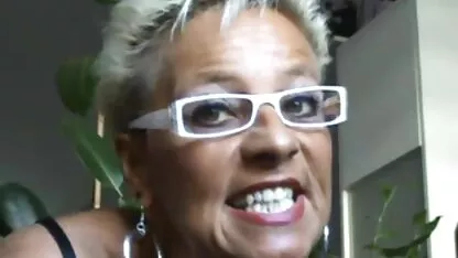 Roodharige schoonheid slaapt niet tot ze een orgasme gratis erotische films krijgt van een vibrator.