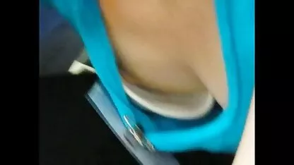 Masseur wekte naakte jonge vrouw op en ging over op film erotiek geslachtsgemeenschap.