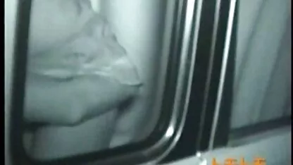 Brunette met kleine borsten masturberen vrouwvriendelijke erotische films door haar witte broek uit te duwen.