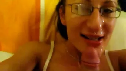 Charmante brunette met vlechtjes Masturberende erotische film porno poesjes in de keuken