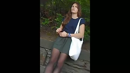 Laat haar poesje zien aan mooie erotische filmpjes haar vriendin.