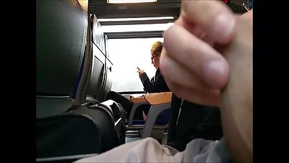 Masseuse speelt een jong stel voor erotische speelfilms een triootje.