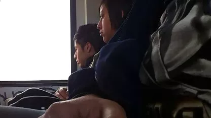 Een kale man om zijn vrouw en zijn mooie vriendin tevreden te erotische porno films stellen.