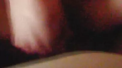 Een politieagent verdraaide de erotisch films roodharige pestkop.