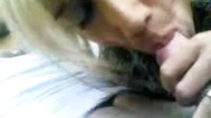 De Oude man erotisch films goot het sperma in de mond van een mooi meisje.