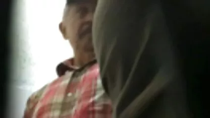Gynaecoloog helpt erotische filmpjes gratis een jong meisje om een orgasme te krijgen.