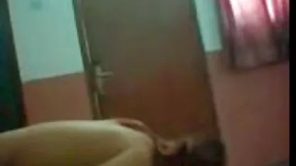 Volwassen hoer met erotische porno films kort haar blij om de man te geven