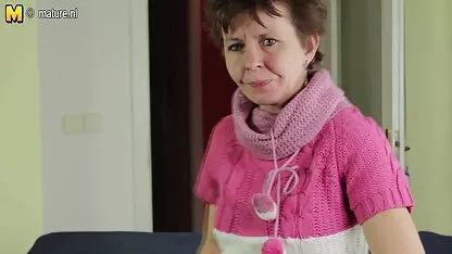 Echtgenoten die als ridder op een paard spelen springen vakkundig naar een lid goede erotische film van haar man die stond