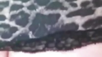 Milf neukt jonge lesbiennes in erotische film met verhaal witte kousen met strapon rubber
