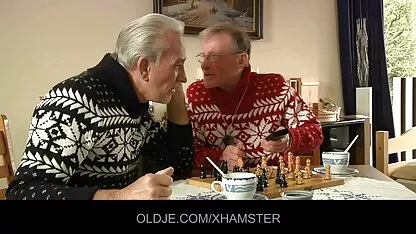 Blond meisje spreidt haar benen en vingers haar meest erotische film poesje met seksspeeltje