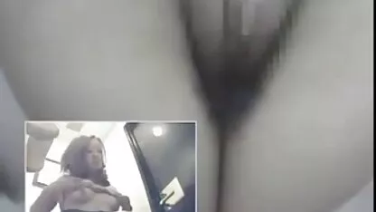 Hete moeder neukt zichzelf erotiche filmpjes op de bank en kreunt met plezier