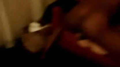 Man en vrouw die erotische movie seks hebben een leuke familie thuis