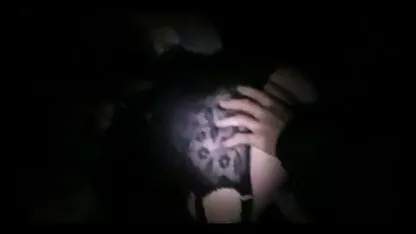 Een man vindt een meisje dat rubber neukt en geeft hem een echte youtube erotische film zuig.